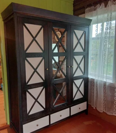 Шкаф 3х-дверный ВРК001