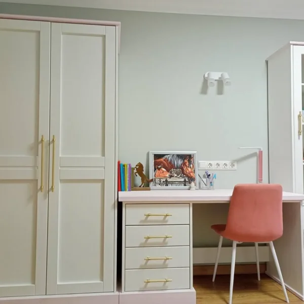 Стол письменный из массива, белый с розовым ВРК753