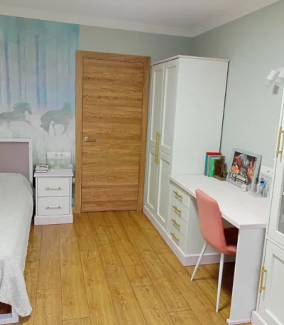 Тумба прикроватная из массива, белая с розовым ВРК753