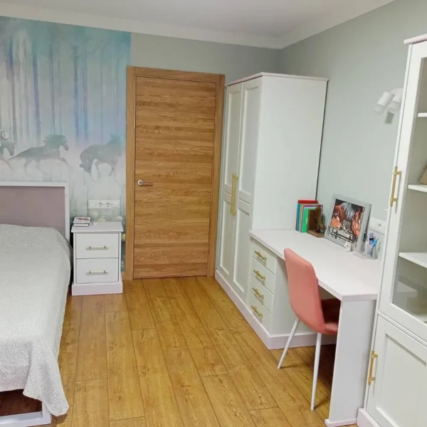 Тумба прикроватная из массива, белая с розовым ВРК753