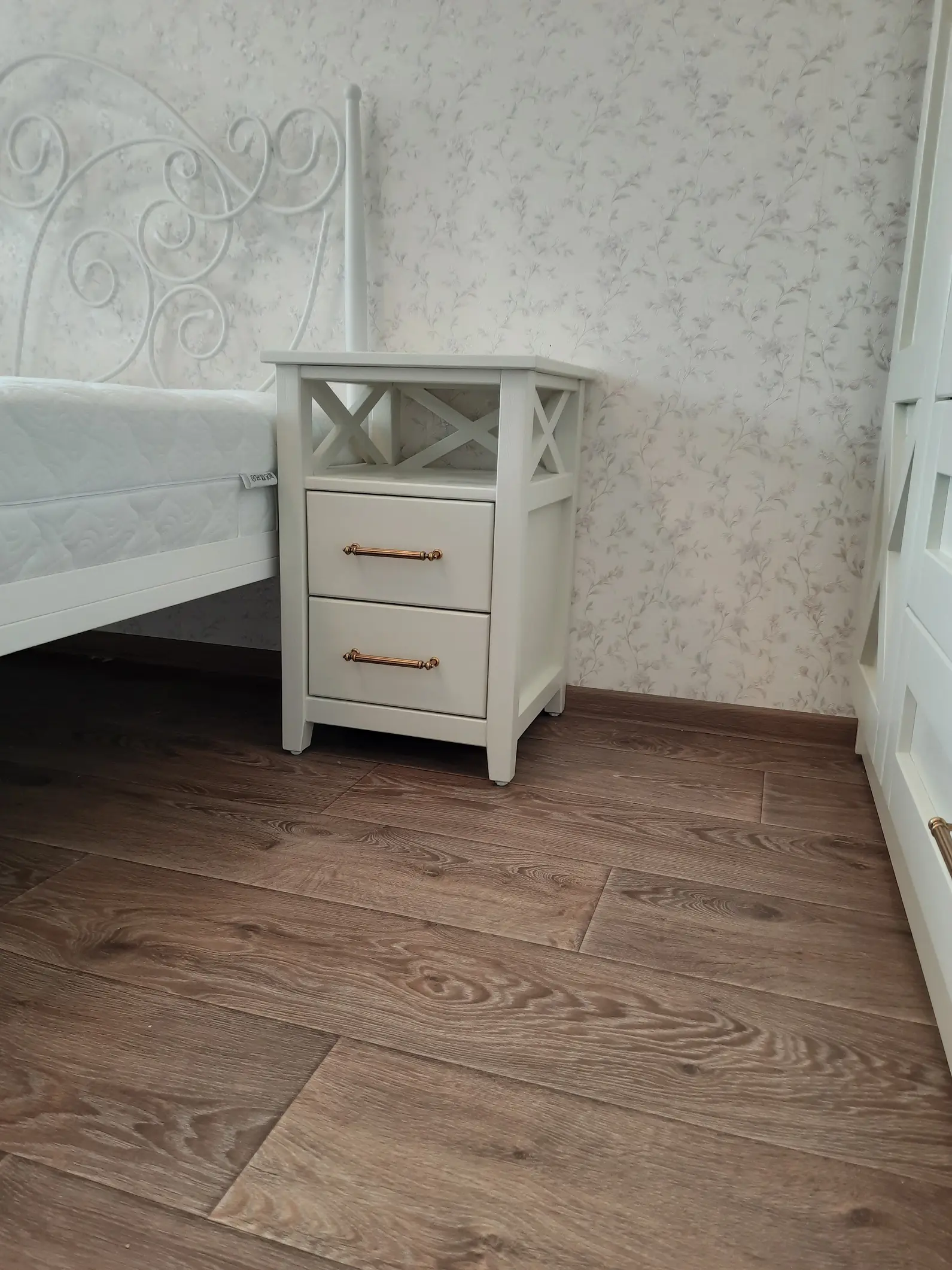 Тумба прикроватная из массива сосны, белая ВРК785 — изображение 1